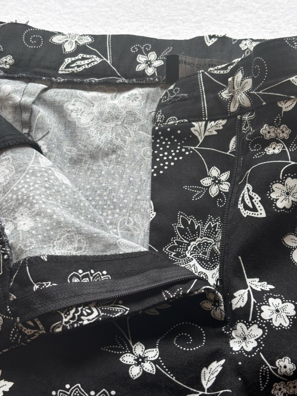 Briggs New York Floral Capri Pants Size 18 Black White Stretch - Picture 5 of 9